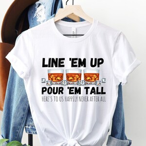 Chemise Line Em Up! Chemise Versez Em Tall! À nous! Chemise heureusement jamais après tout, chemise de pays, chemise de musique, chemise à boire, best-seller