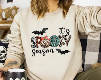 Es una camiseta de temporada espeluznante, una camiseta de Halloween espeluznante, una camiseta de tipografía espeluznante, una camiseta de Halloween, una camiseta de truco o trato de bruja, camisetas de vibraciones de Halloween