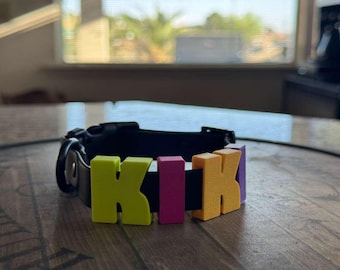 Collar para mascotas con letras de plástico