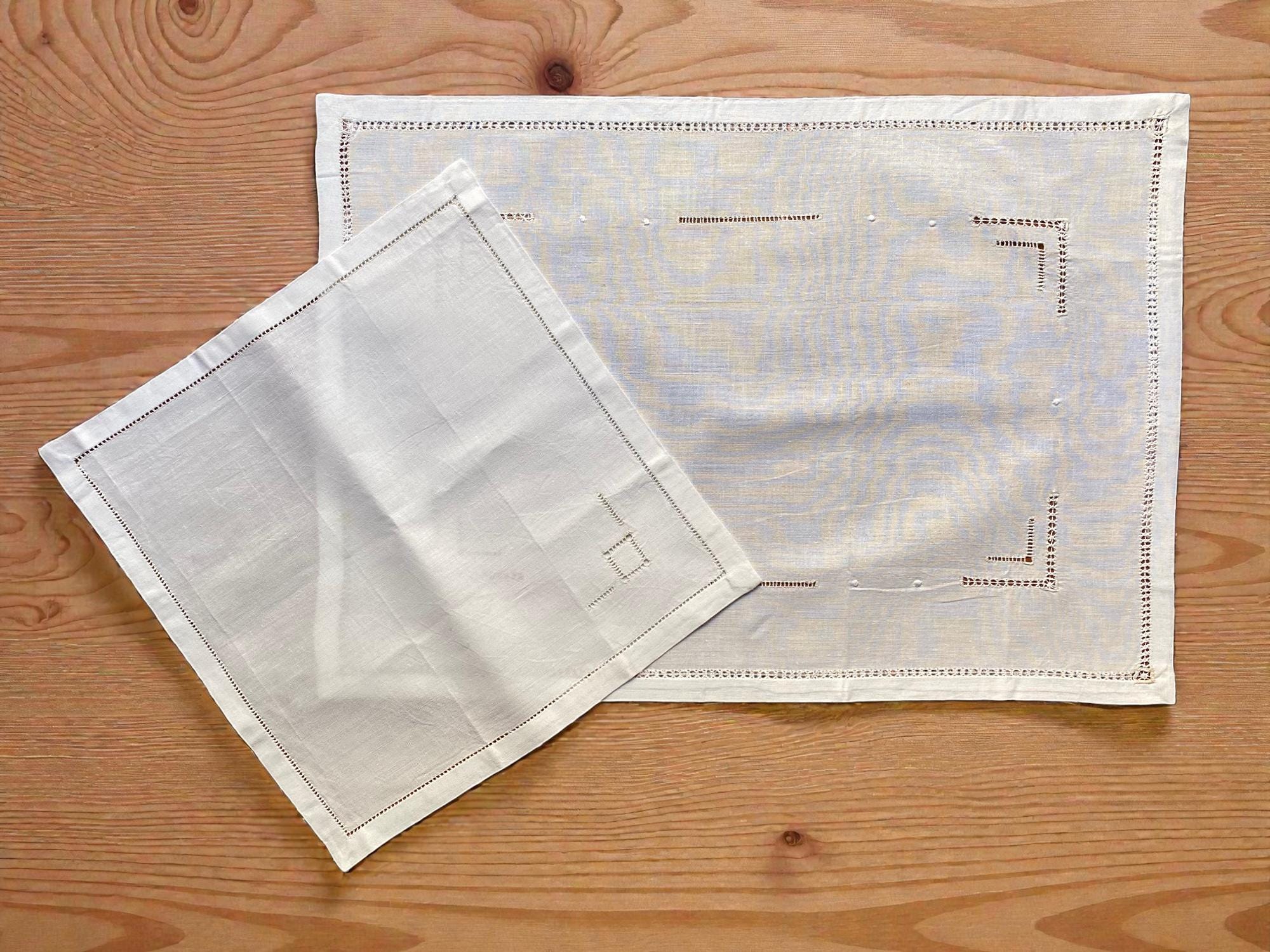 Serviettes de table en lin à monogramme : Muguet blanc brodé - France