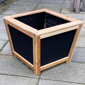 Stilvolles Pflanzgefäß aus recyceltem Holz mit schwarzen Seitenteilen