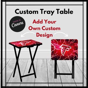 Può includere: Un tavolino pieghevole nero con un design rosso e bianco con un motivo a forma di fulmine e un logo di un uccello. Il testo "Custom Tray Table" e "Add Your Own Custom Design" è visualizzato sopra il tavolo. Il testo "Made in Canva" è visualizzato in un cerchio sul lato sinistro dell'immagine.