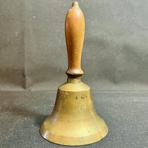 Campana escolar vintage de latón con mango de madera, 6,25"