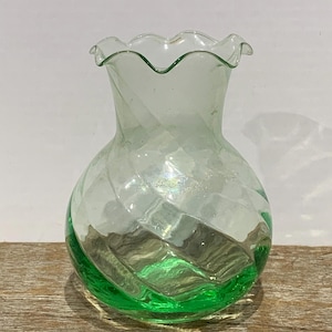 Jarrón vintage de vidrio verde de 4 pulgadas