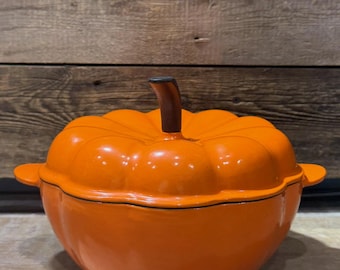 Martha Stewart, Cazuela de calabaza de hierro fundido esmaltado de 2 cuartos