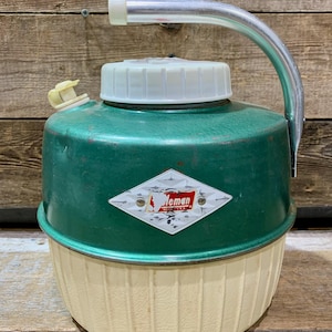 Puede incluir: Jarra de agua Coleman vintage verde y crema con asa plateada y tapa blanca. La jarra presenta un logotipo en forma de diamante con la marca Coleman. Diseñada para transportar y almacenar líquidos.