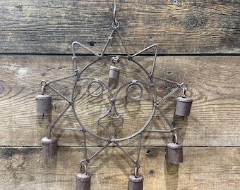 Handgemaakte rustieke zonwindklok, koebellen, 15 x 12,5 inch