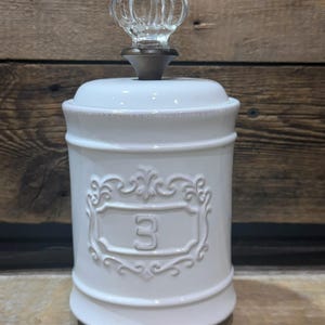 Bote de cocina con base, modelo Mud Pie, n.° 3, n.° 4931002, con tapa de cristal con pomo.