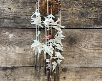 Campana de viento estilo boho de los años 70-80, con conchas blancas, espinas de erizo de mar y parte superior de bambú.
