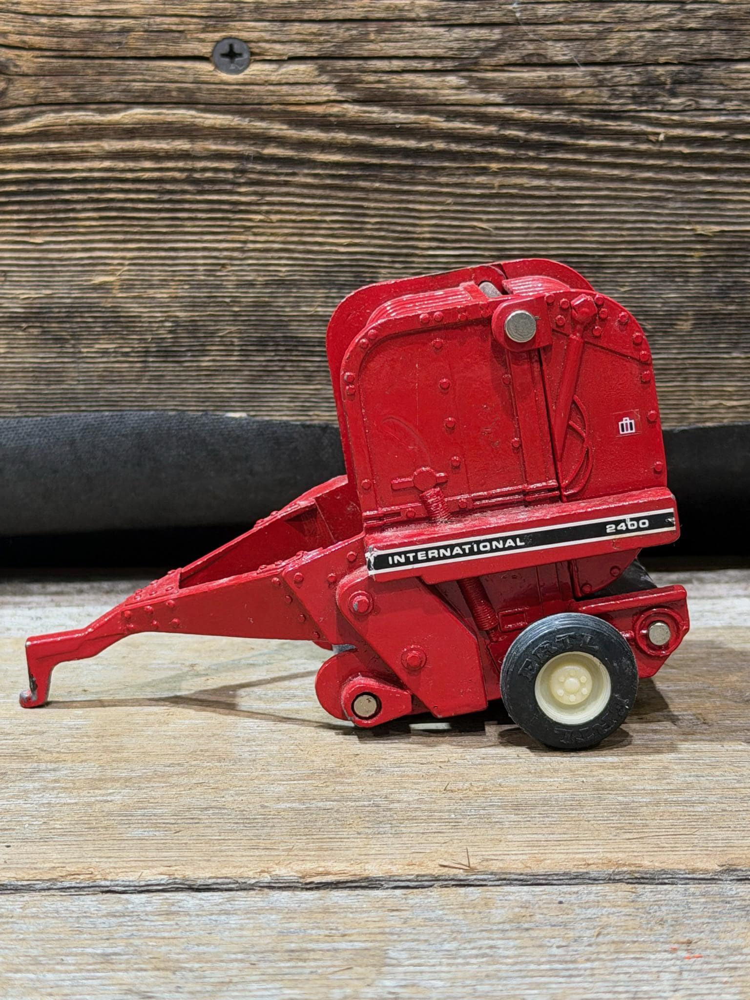 ERTL、インターナショナル 2400、丸型干草ベーラー、1:32スケール