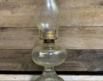 Lámpara de aceite antigua de vidrio de 18"