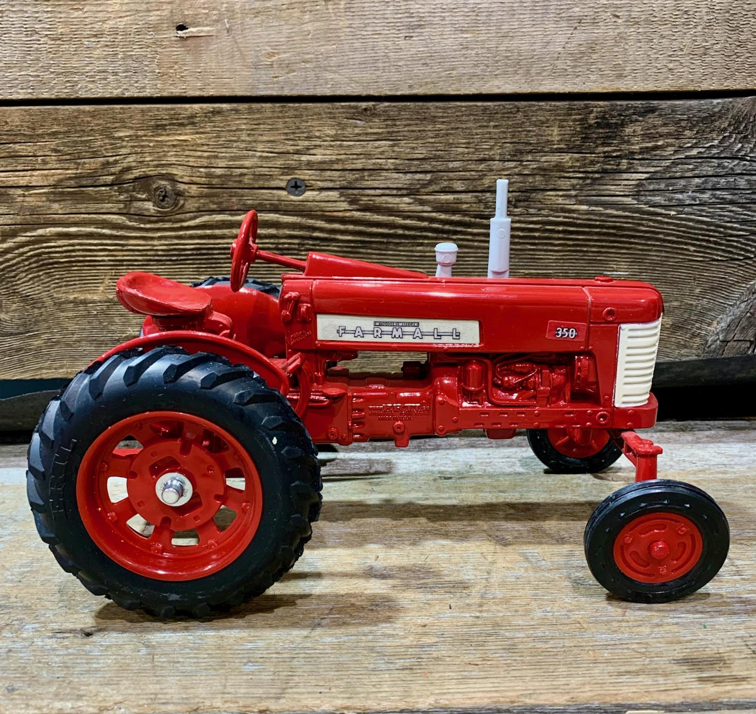 Trattore Pressofuso ERTL 1:16 CASE IH Farmall Super M FFA – Anteriore Stretto, Rosso
