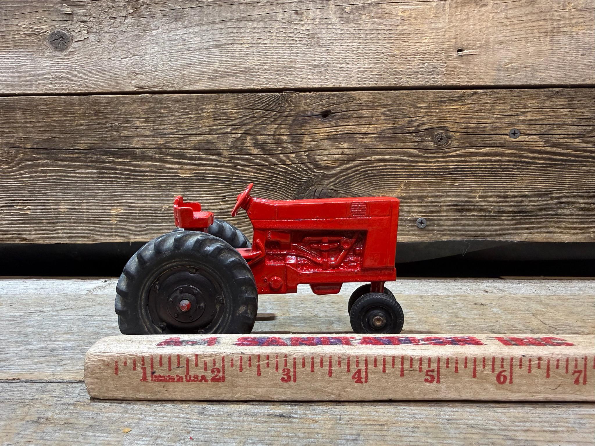 1950s ERTL, International Harvester Tractor, Narrow Front, 1:32