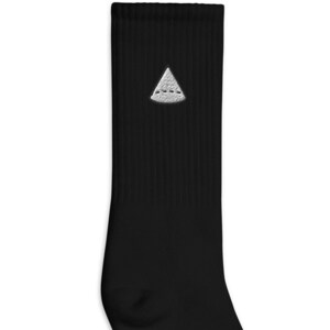 Könnte beinhalten: Schwarze Socken mit einem weißen Wassermelonen-Motiv auf der Vorderseite.