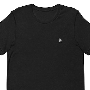 Könnte beinhalten: Ein schwarzes T-Shirt mit kurzen Ärmeln und einem kleinen weißen Mauszeiger-Motiv auf der Vorderseite.