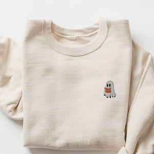 Gestickter Geist Lese Sweatshirt, Halloween Geist Buch Pullover, Geist mit Buch Rundhalsausschnitt, Halloween Stickerei, Gruselige Jahreszeit