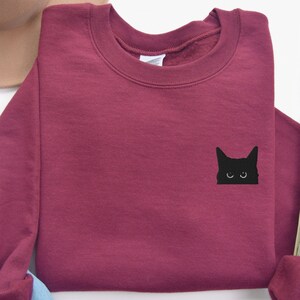 刺繍入り黒猫ハロウィンスウェットシャツ、刺繍入り猫のぞき見、黒猫好きのクルーネックセーター、ハロウィン刺繍、不気味な季節