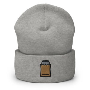 Berretto ricamato in sacchetto di carta marrone con lattina di birra, berretto invernale unisex per adulti, lavorato a maglia con risvolto fatto a mano, regalo