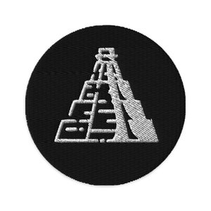 Könnte beinhalten: Ein weiß gestickter Aufnäher auf einem schwarzen runden Hintergrund. Der Aufnäher zeigt ein stilisiertes Bild einer Maya-Pyramide.