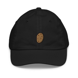 Könnte beinhalten: Eine schwarze Baseballkappe mit einer gestickten braunen Kartoffel auf der Vorderseite.