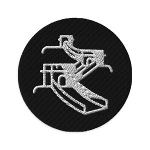 Könnte beinhalten: Ein schwarzer runder Patch mit einem weißen gestickten Design einer Flughafen Landebahn.