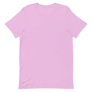 Puede incluir: Una camiseta rosa claro con un contorno blanco del estado de Carolina del Norte en la parte delantera.