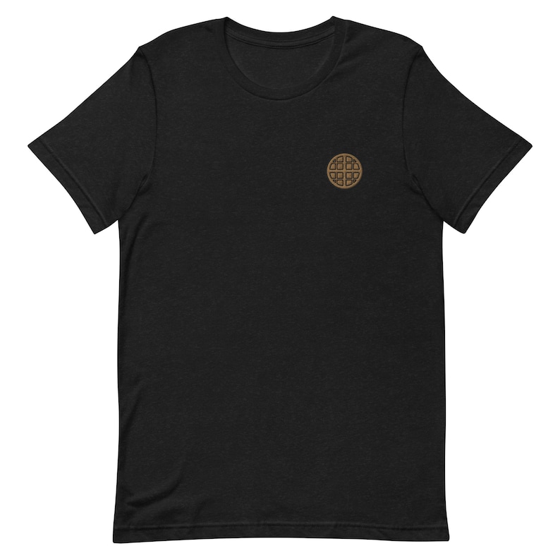 Op de afbeelding: Zwart T-shirt met korte mouwen met een bruine wafelprint op de voorkant.