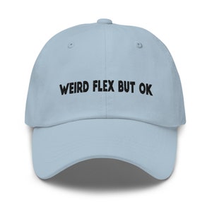 Puede incluir: Una gorra de béisbol azul claro con texto bordado en negro que dice "Weird Flex But Ok."