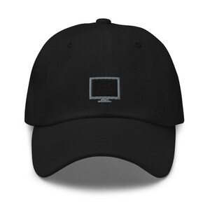 Puede incluir: Gorra de béisbol negra con un icono de monitor de ordenador bordado en gris.