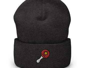 Berretto con maraca ricamato: berretto invernale lavorato a maglia con risvolto fatto a mano