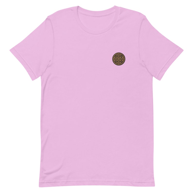 Op de afbeelding: Een lichtroze T-shirt met een bruine wafelprint op de voorkant.