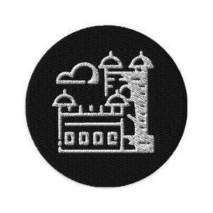 Puede incluir: Un parche bordado en blanco y negro que representa un edificio con múltiples cúpulas y una torre alta. El edificio está delineado en blanco y tiene una nube blanca encima.