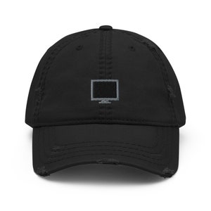 Puede incluir: Gorra de béisbol negra desgastada con un icono de monitor de computadora bordado en gris.