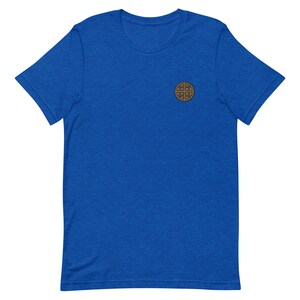 Op de afbeelding: Een koninklijkblauw T-shirt met korte mouwen met een bruine wafelprint op de linkerborst.