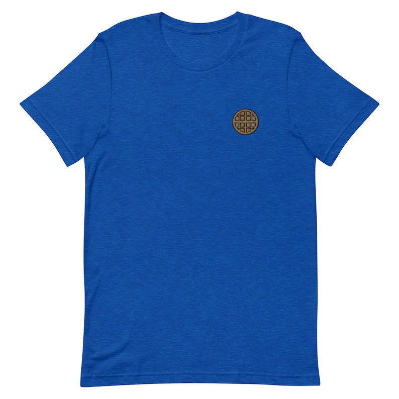 Op de afbeelding: Een koninklijkblauw T-shirt met korte mouwen met een bruine wafelprint op de linkerborst.