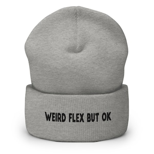 Puede incluir: Gorro de lana gris con la frase "Weird Flex But Ok" bordada en negro en el borde.