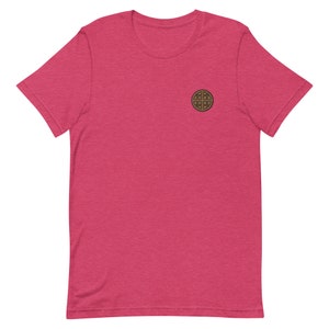 Op de afbeelding: Een roze T-shirt met korte mouwen met een bruine wafelprint op de voorkant.