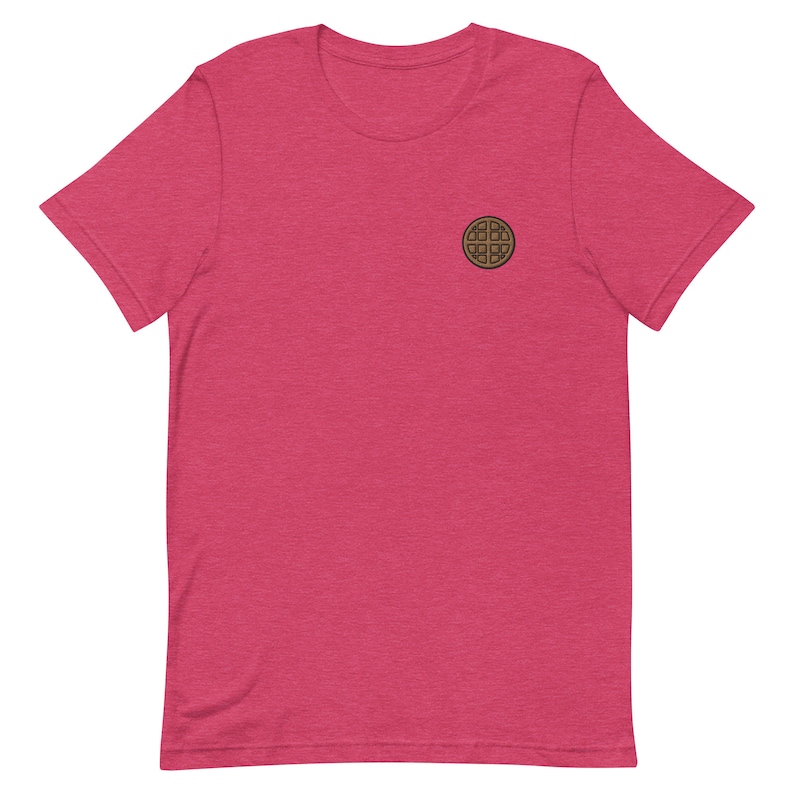 Op de afbeelding: Een roze T-shirt met korte mouwen met een bruine wafelprint op de voorkant.