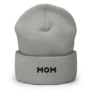 Geborduurde &#39;Mom&#39;-beanie, gebreide muts met omslag, Moederdagcadeau