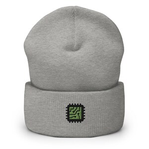 Puede incluir: Gorro gris con un diseño de circuito verde bordado en la parte delantera.