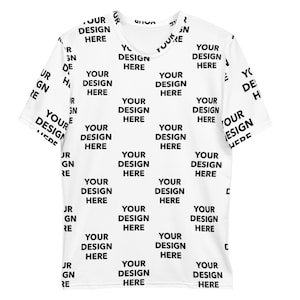 Puede incluir: Camiseta blanca con un patr&oacute;n repetido del texto "Your Design Here" en negro.