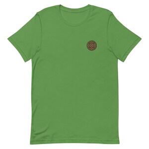 Op de afbeelding: Een groen T-shirt met korte mouwen en een bruine wafelprint op de voorkant.