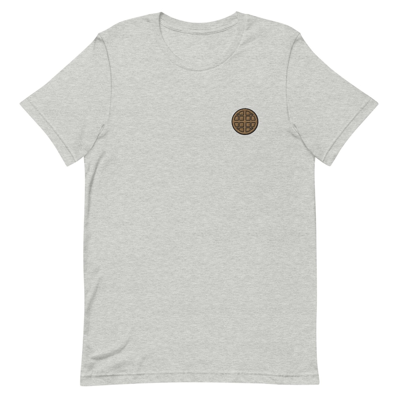 Op de afbeelding: Een grijs t-shirt met een bruine wafelprint.