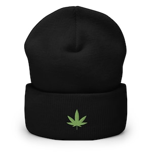 Op de afbeelding: Zwarte beanie met een groen cannabisblad geborduurd op de voorkant.