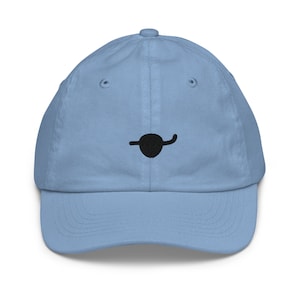 Op de afbeelding: Een lichtblauwe baseballpet met een geborduurd zwart ooglapje op de voorkant.