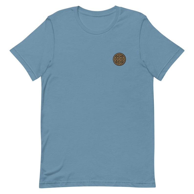 Op de afbeelding: Een lichtblauw T-shirt met korte mouwen en een bruine wafelprint.
