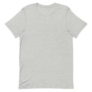 Puede incluir: Una camiseta de manga corta gris jaspeada.