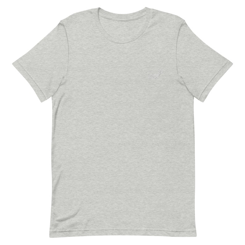 Puede incluir: Una camiseta de manga corta gris jaspeada.