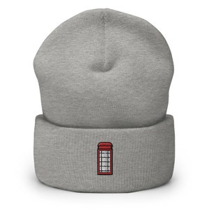 イギリスの赤い電話ボックスの刺繍入りビーニー、ハンドメイドのカフ付きニットユニセックスのゆったりした大人の冬用帽子キャップギフト