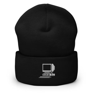 Puede incluir: Gorro negro con una imagen bordada en blanco de una computadora vintage.